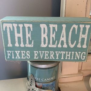 Decorative sign “the beach fixes everything”